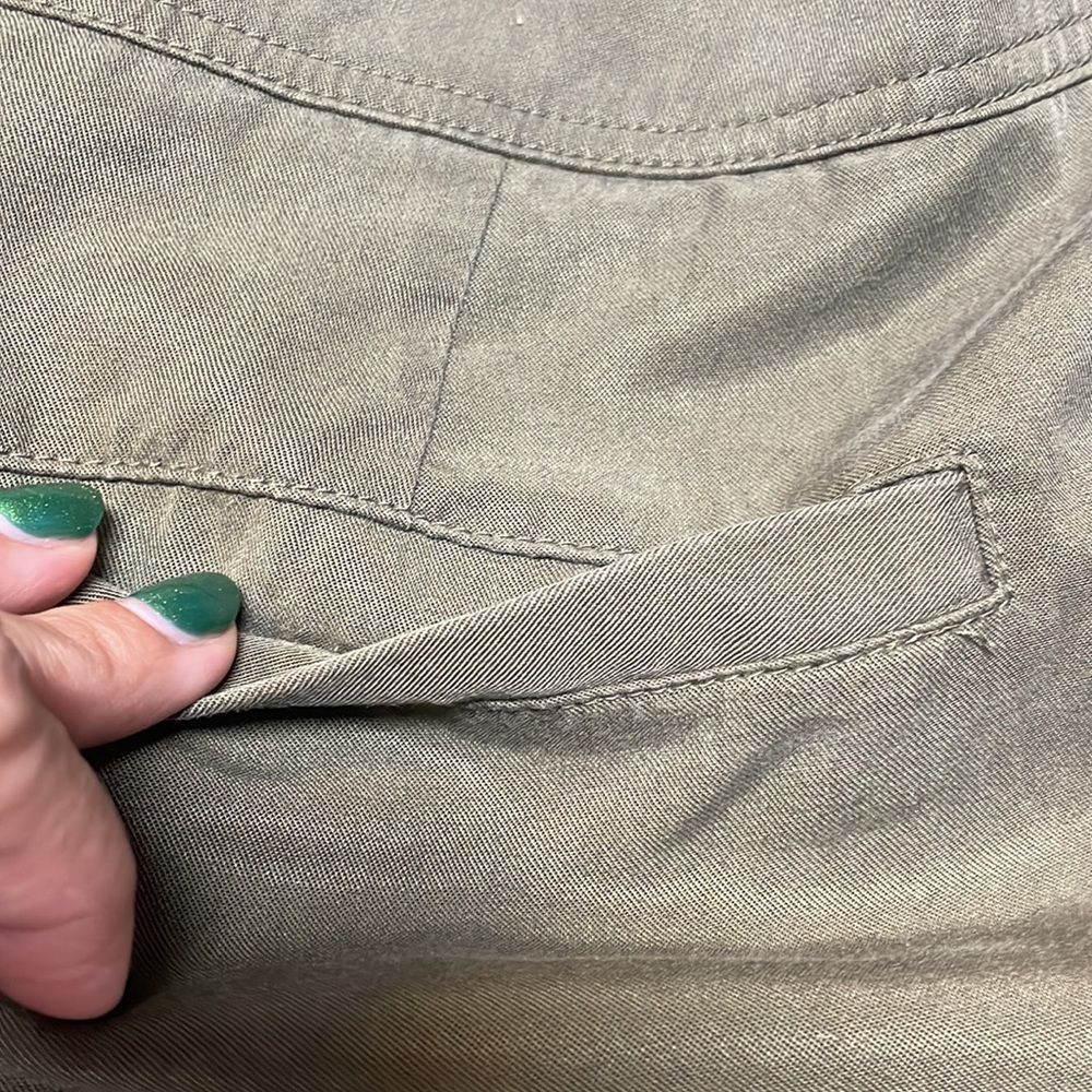 Cache khaki soft silk like shorts - Picture 7 of 10